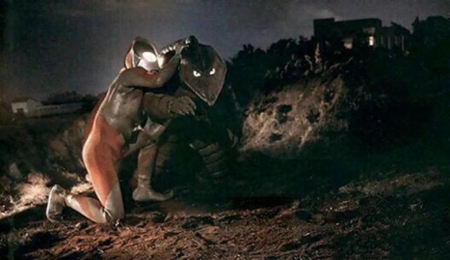 奥特曼打两个怪兽（这三个搞笑的奥特曼）