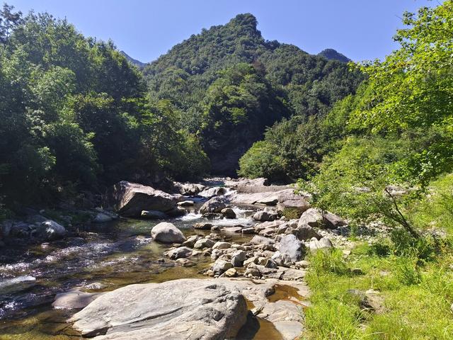 探访安徽金寨画石谷，看神奇大脚印
