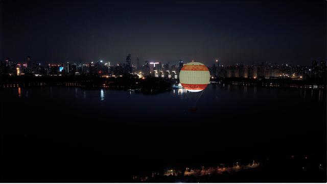 东湖氦气球夜游正式开放 150米高空尽揽江城夜色