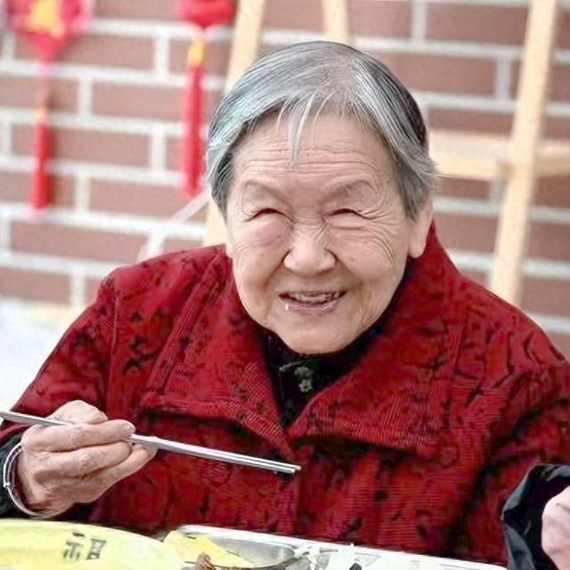 谁敢相信七十多岁的老人，一个人能把3500元的退休金每月全花完？