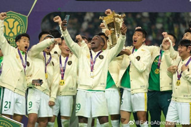 法比奥庆祝足协杯夺冠：我们是冠军，这座城市值得拥有这一刻