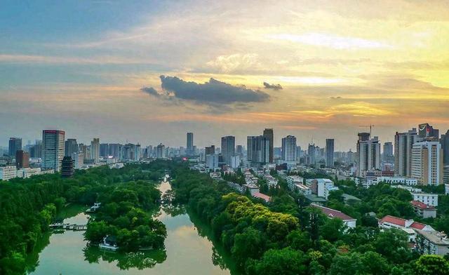 华东面积最大的地级市，相当于6个南京，3个青岛，不是杭州、合肥