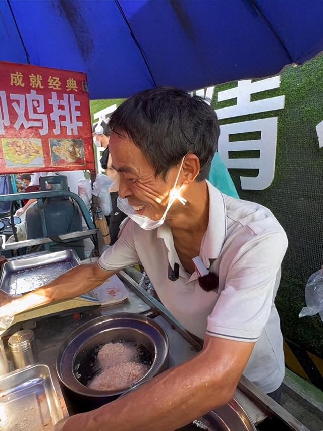 不玩套路的“鸡排哥”，“烟火主理人”的情绪价值有多香？