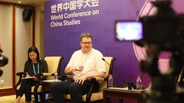 专访英国学者德龙：我的研究离不开中国文化和中国AI｜世界中国学大会