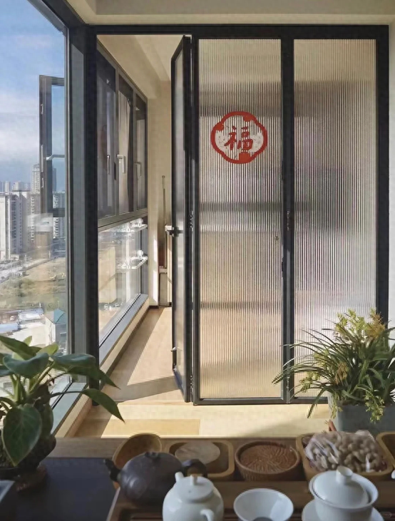 老公突发奇想“阳台封一半，留一半”，完工后变成“绝美双阳台”