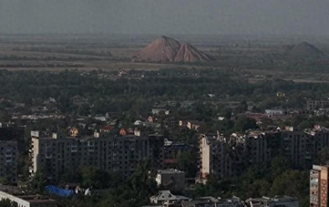 乌军死守已陷绝境？泽连斯基前线打气	，自家记者反水爆猛料