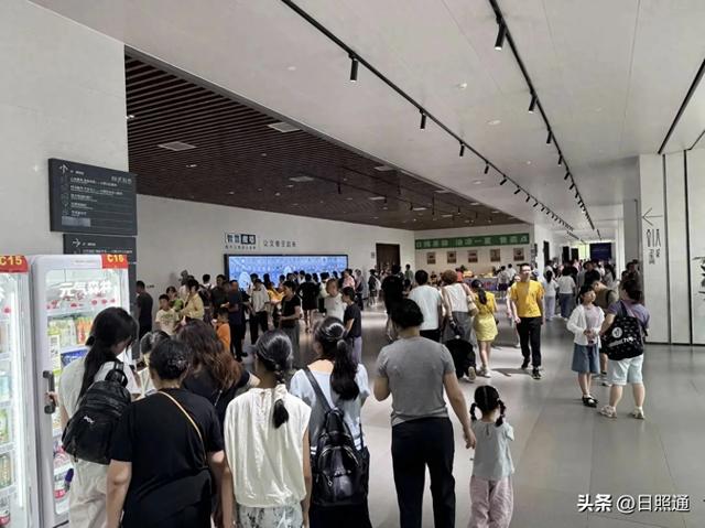 日照博物馆爆满破纪录!单日1.5万+游客涌入,文化狂欢引爆暑假!