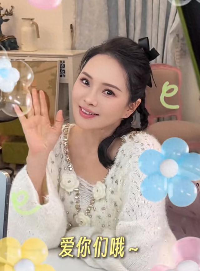 伊能静晒上海豪宅，中年发福大肚子110斤 吊带配紧身裤风格随恩利