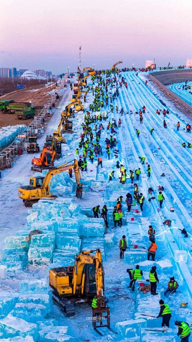冰雪大世界超级冰滑梯初显“长城”雄姿
