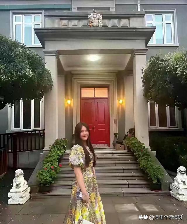 李湘晒自家北京小院。大到让网友以为是景区，真的太有钱！