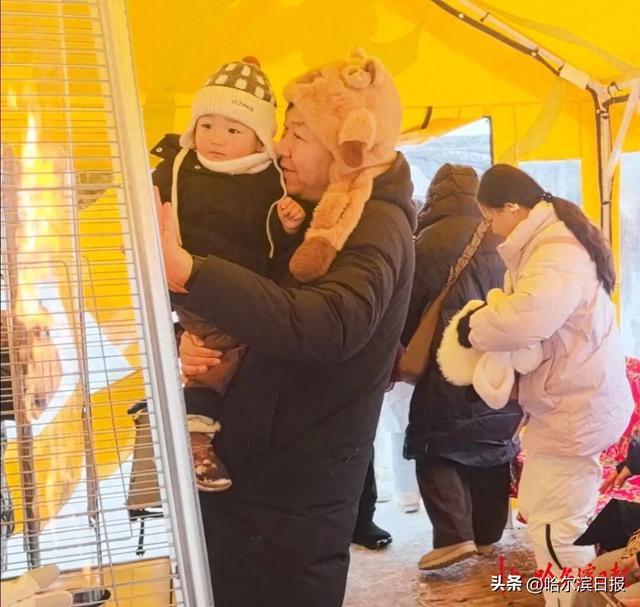 【冰城宠客+1℃】“萌虎下山”迎客，“爱心小屋”升温丨缅甸小哥香港阿姨齐点赞：虎园下雪天 冰城“热温度”