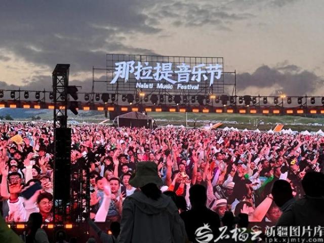 新疆是个好地方丨前三季度新疆接待游客超2.6亿人次
