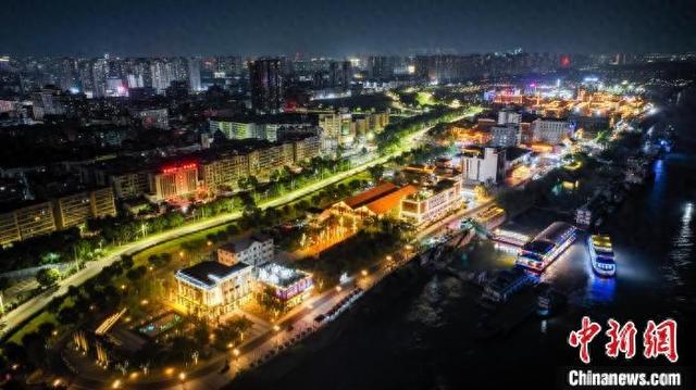 湖北荆州：百年商埠码头暑期“夜经济”升温