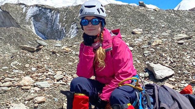 47岁女子登山时摔断腿，被困海拔7000米处16天，队友为救她遇难，外界推测其已去世，儿子坚信她还活着