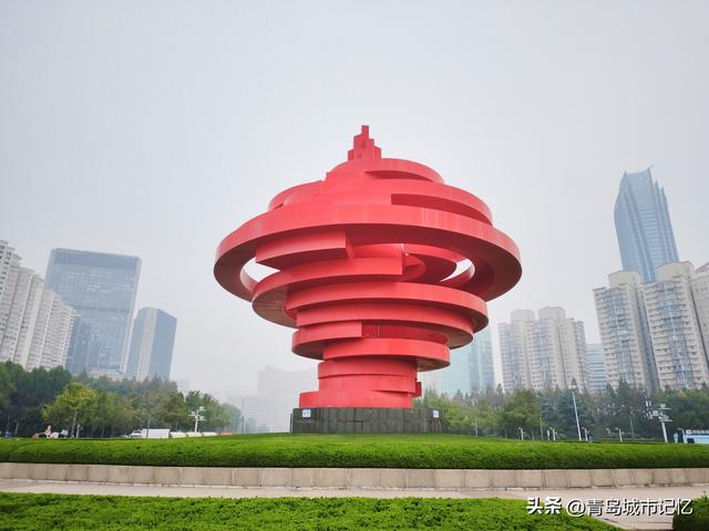 五四广场“五月的风”大型雕塑，最顶端像什么呢？