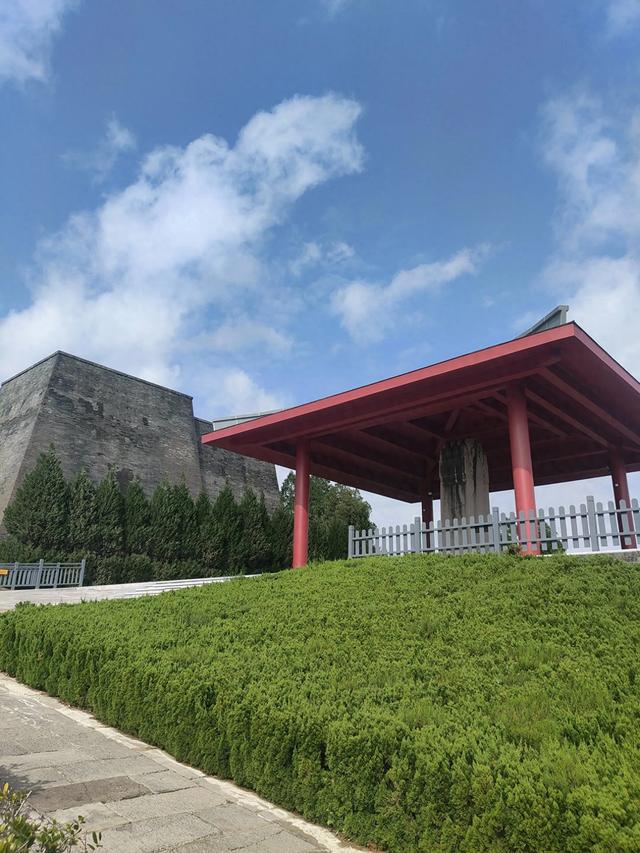 女皇的无字碑，亭子据说值百万。终于见到了