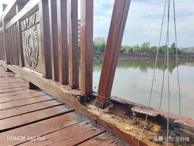 全国文明城市柘城县国家湿地公园榕湖斥巨资升级的人行栈道现状