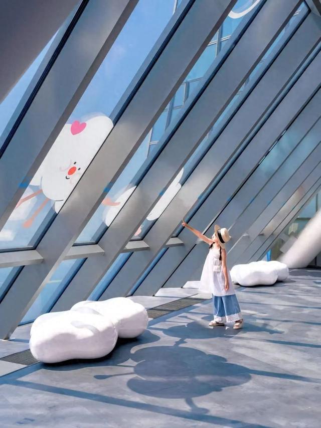 青岛市第一高楼的浪漫，坐拥城市至高视点……