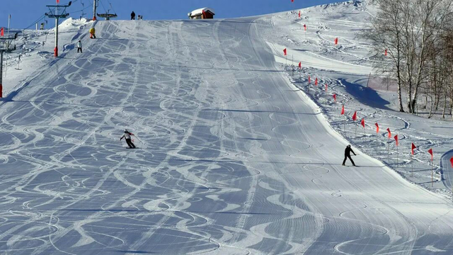 稚子“游山” 欢乐无限