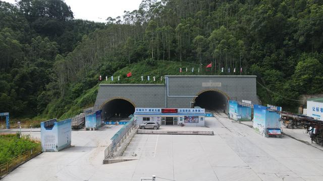 广西平容高速石中囊隧道贯通