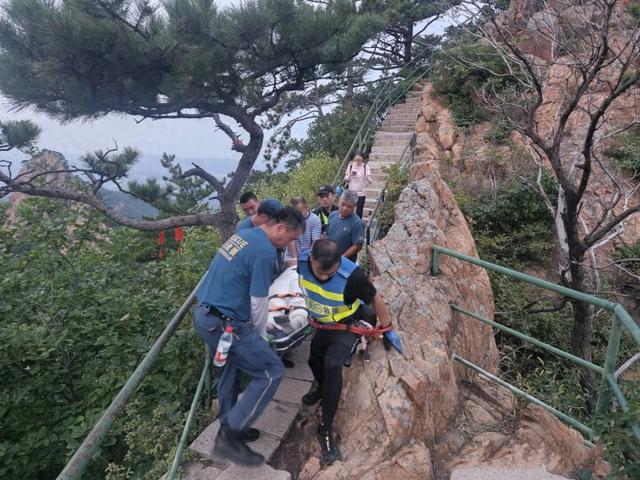 登山游玩不慎崴脚 志愿者抬她下山