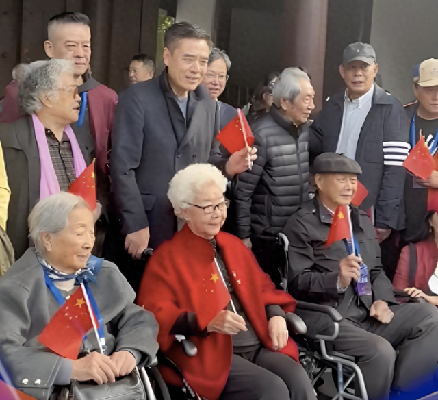 内娱这天，站位暴露江湖地位，唐国强张丰毅站一边，C位雷打不动