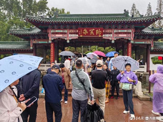 双节拍 | 雨中趵突泉，花伞簇泉人头攒动