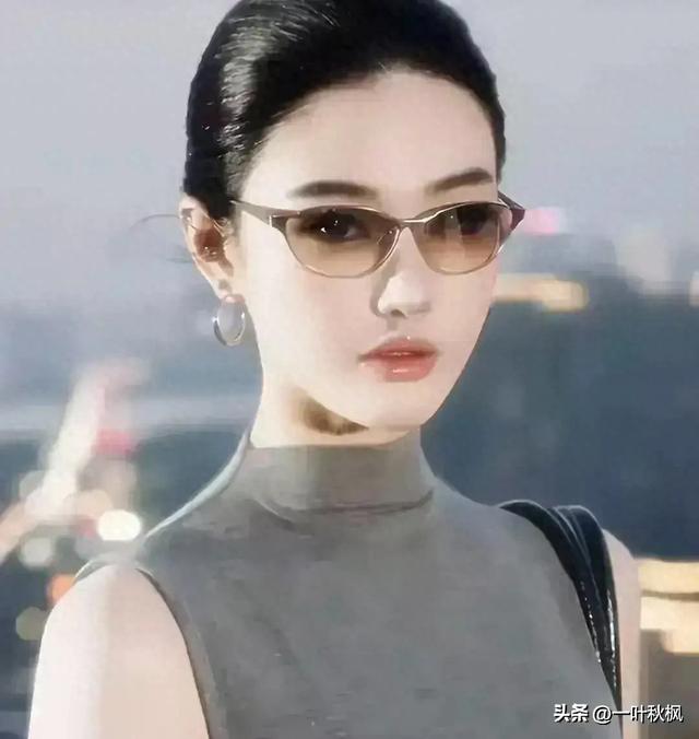 她是我见过最有气质的女子，干净得像一汪清泉	，五官立体堪称绝色