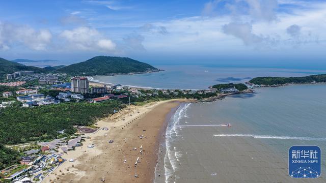 浙江舟山：东海之滨迎来暑期“游客潮”