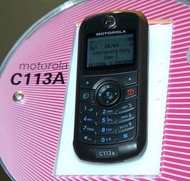 通信历史连载842-世界第一部穷人买的起的手机Moto C113a-2005年