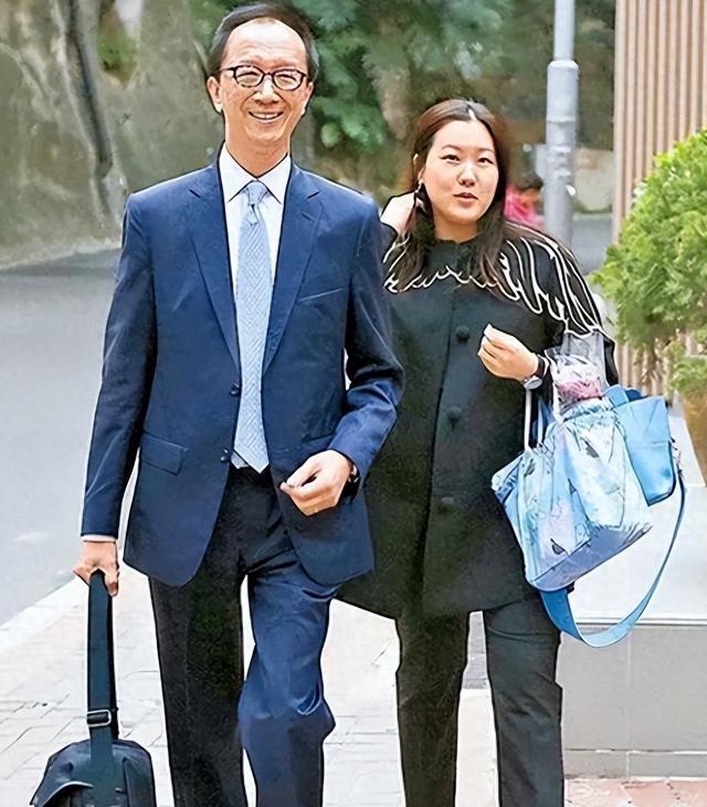嫁大26岁富豪、5年生3胎，恩爱23年的伏明霞终是没逃过残酷现实