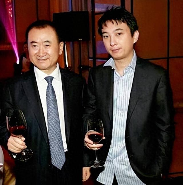 71岁王健林现身新疆，近照瘦成皮包骨，王思聪却换女友纸醉金迷