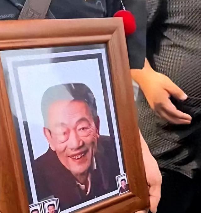 杨议曝冯巩没来葬礼真相！打了俩电话没接，送来一纸公函，不简单