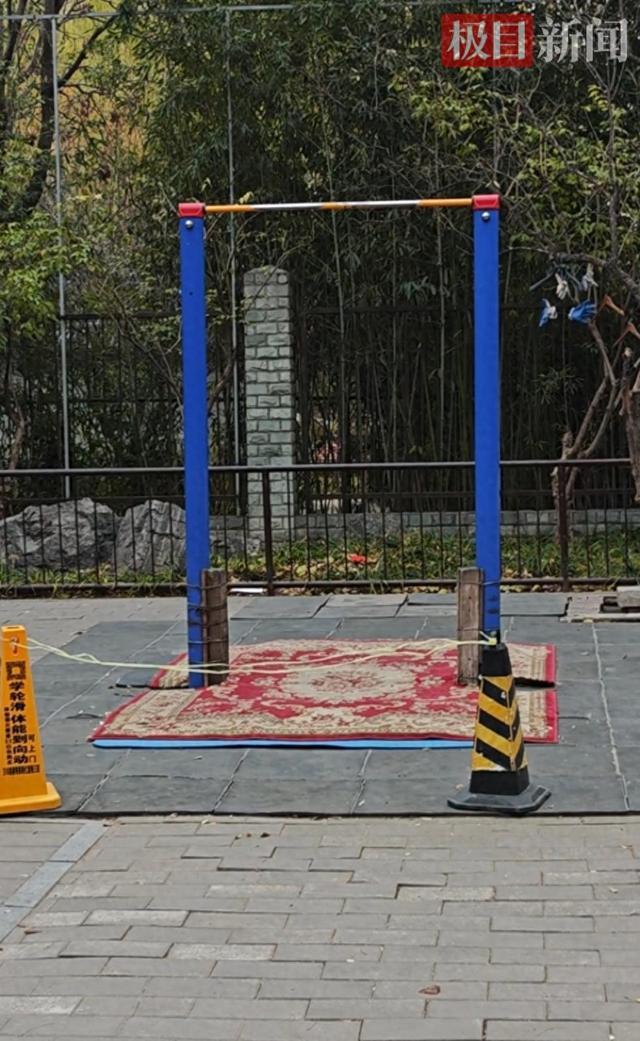 北京六旬老人做14个单杠大回环后猝死，记者实探事发地：单杠前设锥桶隔离设施，现场老人称已无人做大回环