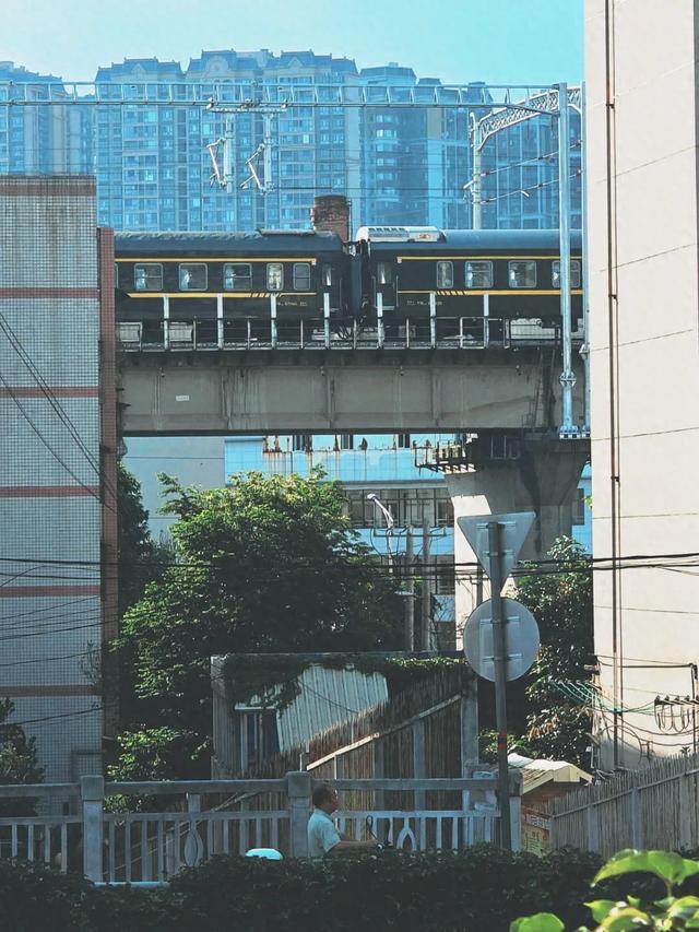 南宁新晋网红打卡点！火车在房顶行驶，比重庆“李子坝”更震撼