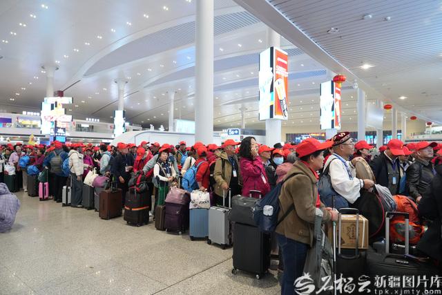 新疆铁路开行今年第70列银发旅游专列
