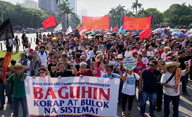 不忍了！菲律宾民众彻底爆发，示威者涌上街头：总统必须给说法，1.1 亿赃款退还	，37 名权贵将入狱？