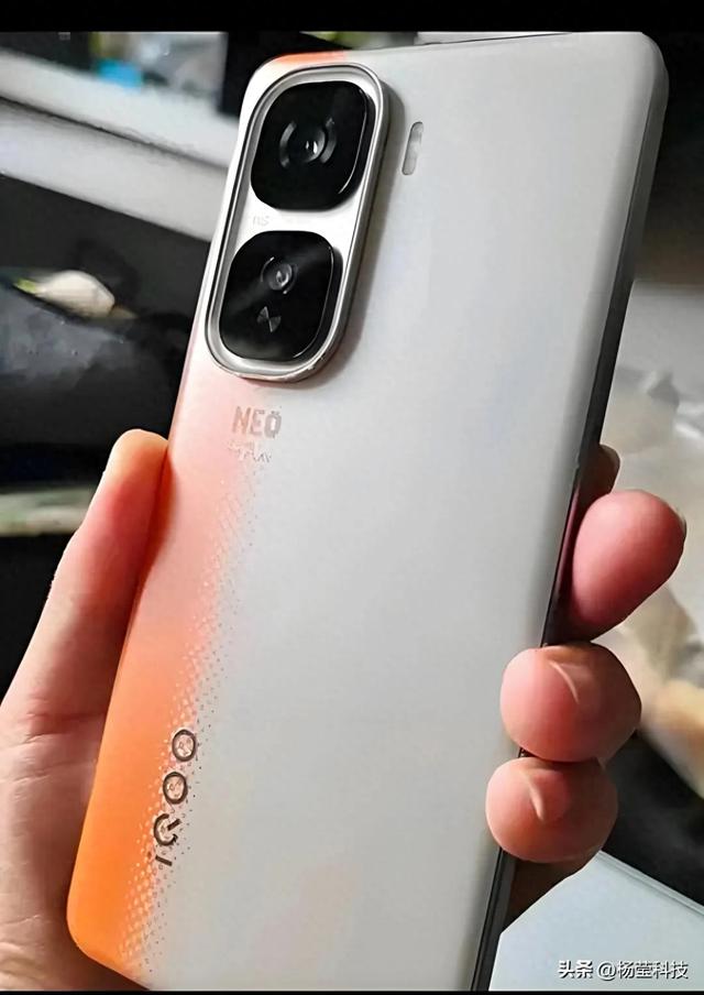 iQOO Neo11质感升级：2K直屏配金属边框，中端机体验再进阶
