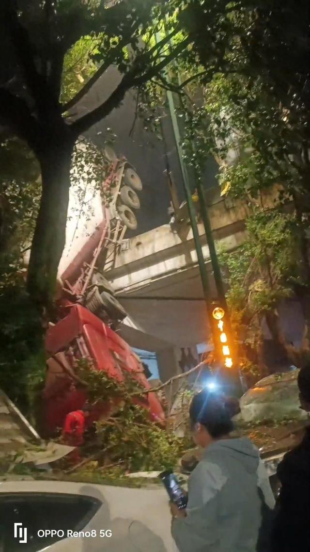 水泥罐车从高速桥上坠落砸中桥下多车，四川高速警方通报：无人员伤亡