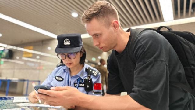 上海往返哥本哈根航线开通，机场边检站全力护航