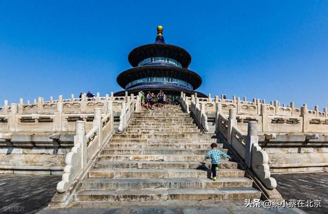 2025年国庆节假期，北京天坛公园发生的真实场景画面，压根走不动