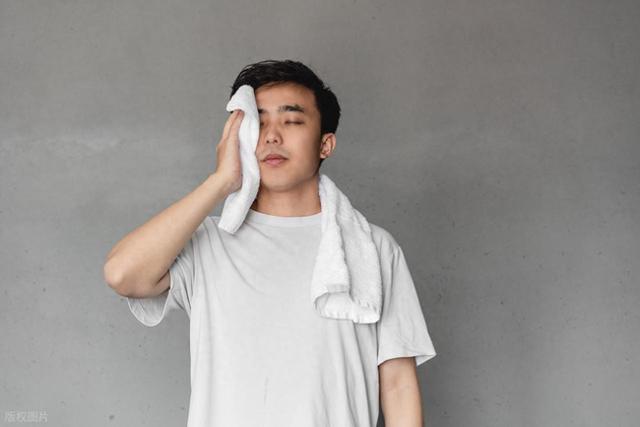 总出汗是怎么回事（一动就出汗的人）