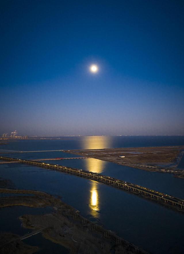 滨海新区沿海现绝美暮色 月升余晖相映成景