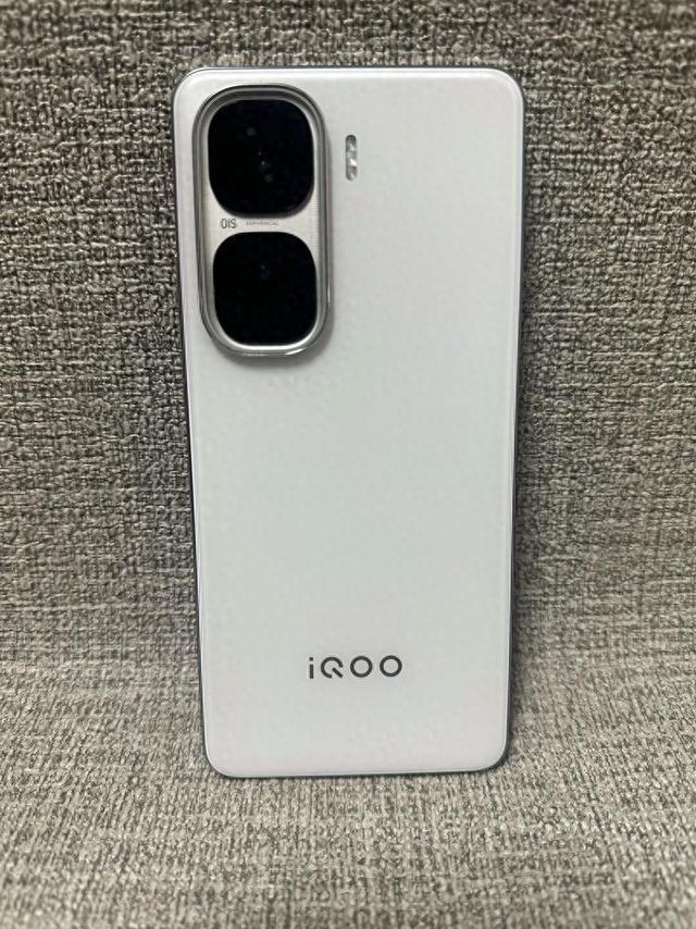 施玉坚押宝iQOO15！骁龙芯够狠，快充比得过容量？