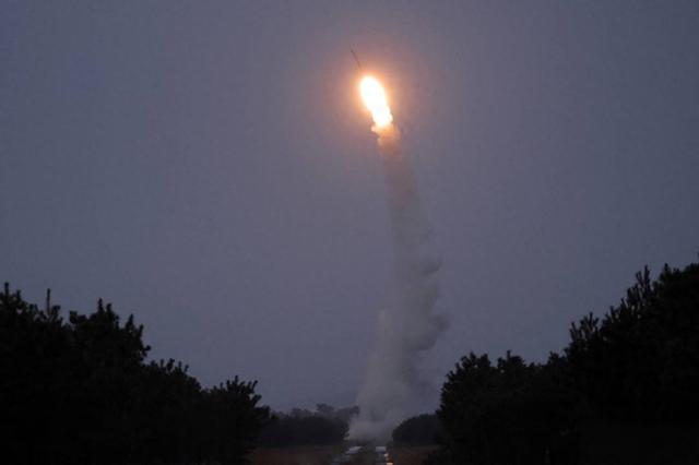 一颗导弹从半岛砸向日本海，朝方出手，高市早苗真就四面受敌