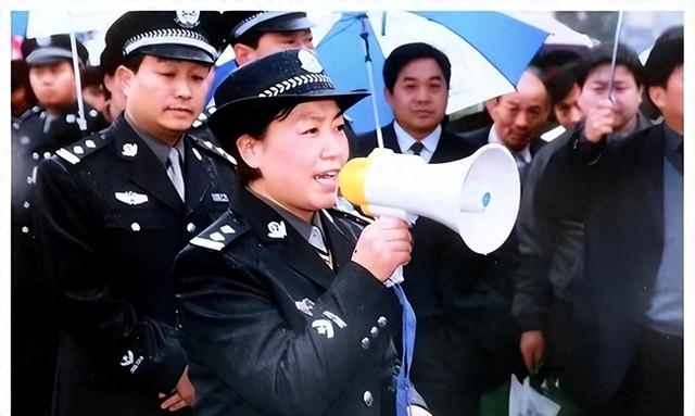 任长霞去世后，丈夫 45 岁与妻子合葬，他们唯一的儿子生活得怎么样