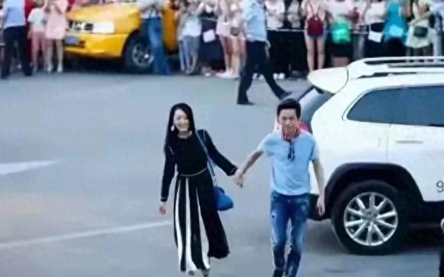 何炅和杨钰莹街头牵手 画面温馨 何炅年事已高 杨钰莹依旧美丽动人！