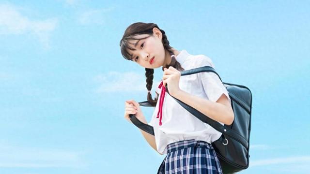 与美女猜拳攻略视频（怎么和女生牵手3个步骤自然拉近彼此距离）