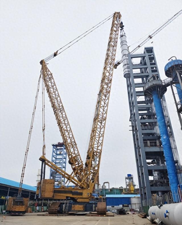 四化建成功吊装湖北华强化工尿素合成塔