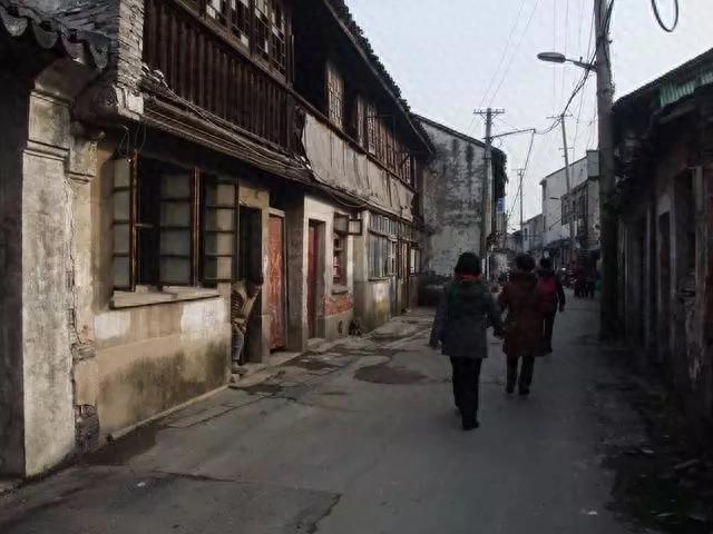 破旧的房屋留下岁月的印记——荣巷老街